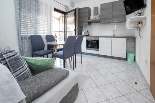 One-Bedroom Apartment with Terrace and Sea View image 4
