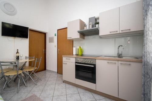 One-Bedroom Apartment with Terrace and Sea View image 3