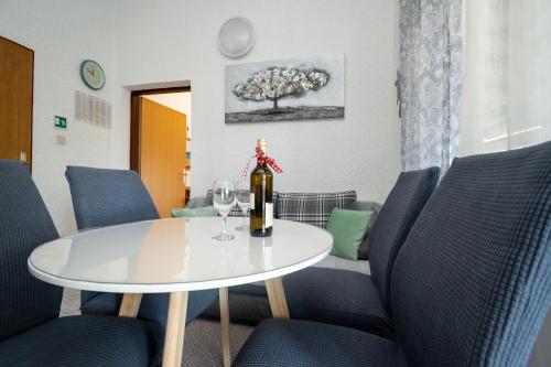 One-Bedroom Apartment with Terrace and Sea View image 3
