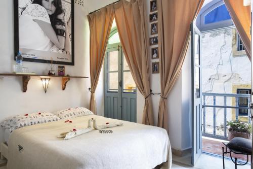 La Maison du Cinema Set in a prime location of Essaouira, La Maison du Cinéma puts everything the city has to offer just outside your doorstep. The hotel offers a high standard of service and amenities to suit the indiv