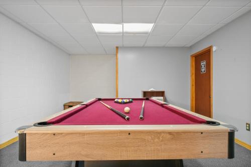 LONG LAKE RETREAT- Hot tub, Pool table, Firepit thumb 4