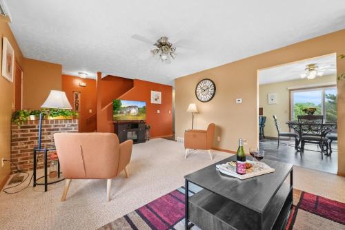 LONG LAKE RETREAT- Hot tub, Pool table, Firepit detail