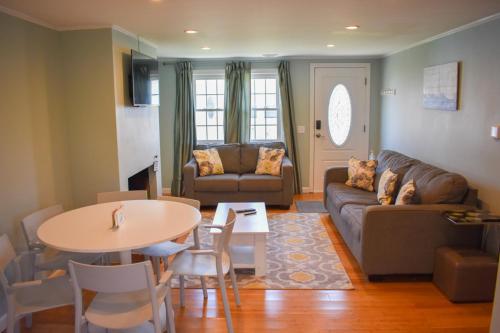 Seaside Serenity, just a block /0.1 mile away from the beach in Yarmouth, USA