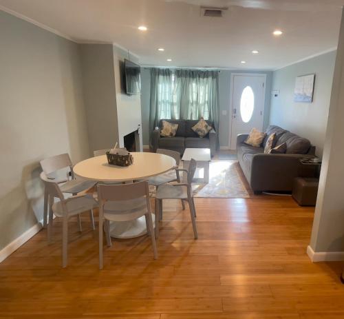 Seaside Serenity, just a block /0.1 mile away from the beach in Yarmouth, USA