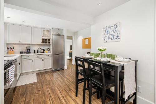 Gorgeous 4-Bedroom Garden Level Suite at Vancouver West - Accommodation - Vancouver