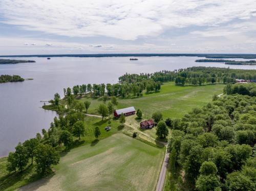 Holiday house with panoramic view of the lake Bolmen