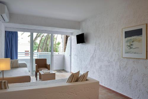 One-Bedroom Apartment image 3