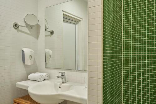 One-Bedroom Apartment image 7