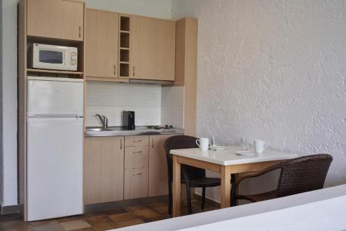 One-Bedroom Apartment image 2