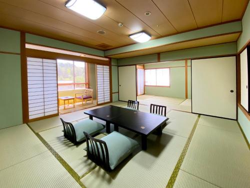 Japanese-Style Room 20 Tatami (Garden View)