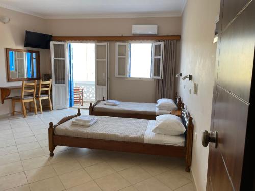 2 twin beds