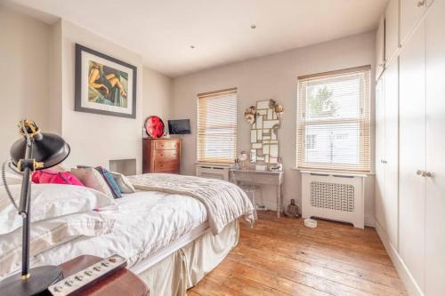 Stylish 2-Bed House With Office And Private Garden - By Tempstay, Windsor (Foto 11)