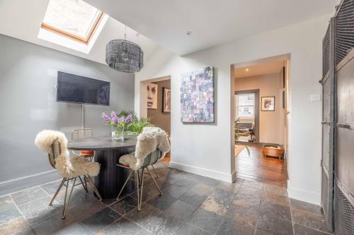 Stylish 2-Bed House With Office And Private Garden - By Tempstay, Windsor (Foto 7)