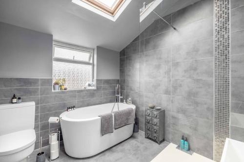 Stylish 2-Bed House With Office And Private Garden - By Tempstay, Windsor (Foto 6)