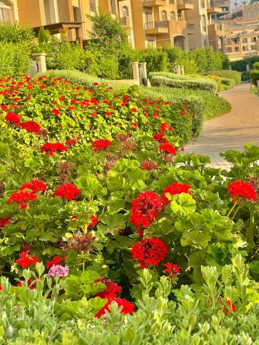 Ultra Luxury 3BR with Pools ,Sports ,Dining in Gated compound, Close to all sites