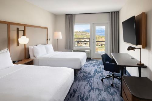 Queen Room with Two Queen Beds and Mountain View