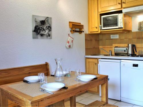 Appartement cosy 2 pieces avec balcon et acces piscine a Risoul - FR-1-330-164 in Ризул