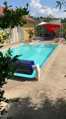 grande maison calme avec piscine chauffée de mai à septembre - Accommodation - Saint-Galmier