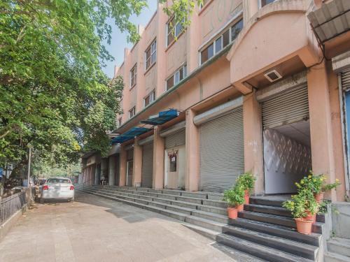 Hotel Divine Residency Near Phoenix Marketcity