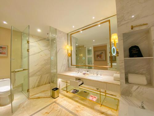 Bathroom, Continental Xin Hao Hotel and Resort 洲际新濠酒店 in Independence Beach