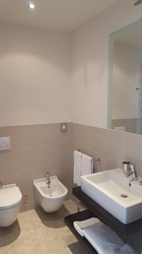 Superior Double Room with Balcony image 6
