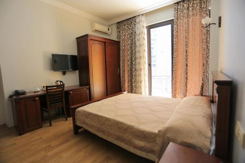 Eiffel Hotel – Batumi, IL