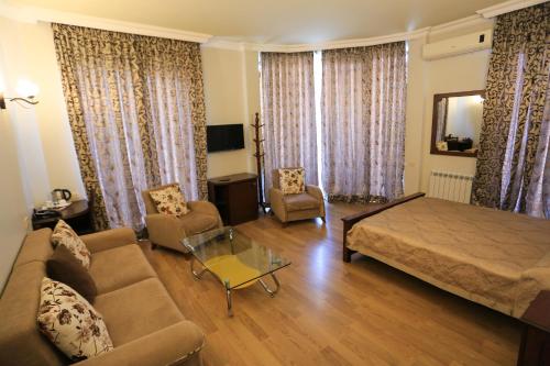 Eiffel Hotel – Batumi, IL