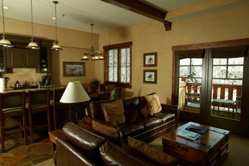 Governors, 2 Bedroom Suite, Mountain or Golf view, Fireplace