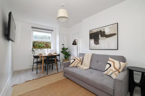 W London apt for 4. Open plan kitchen/living room