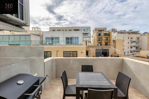 Duplex penthouse in St. Julian's with Views & BBQ by 360 Estates, Sliema (foto 10)