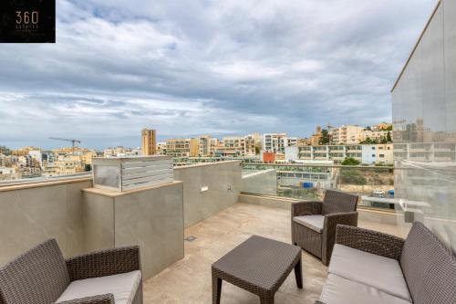 Duplex penthouse in St. Julian's with Views & BBQ by 360 Estates, Sliema