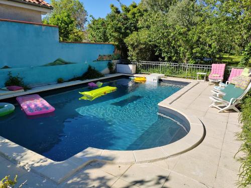 2 chambres et salle de bain un oasis de bien être Piscine et jardin