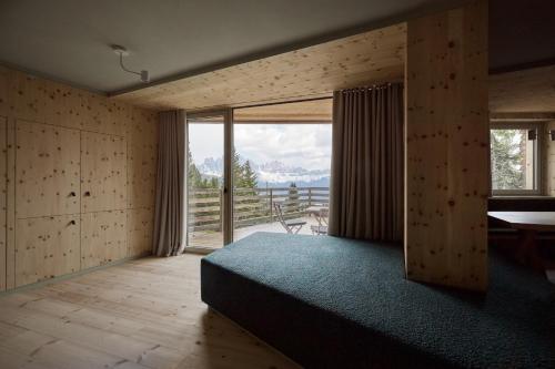 Apartment with Mountain View