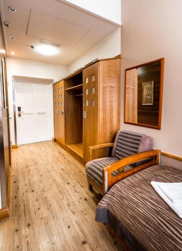 2 twin beds