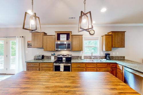 Hilltop Hideaway Hilltop Hideaway