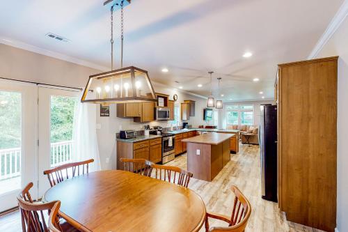 Hilltop Hideaway Hilltop Hideaway