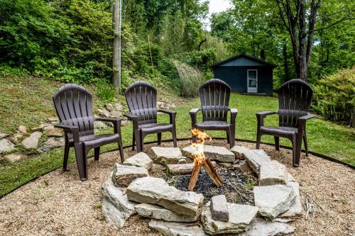 Hilltop Hideaway Hilltop Hideaway