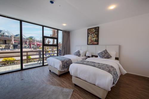 2 twin beds