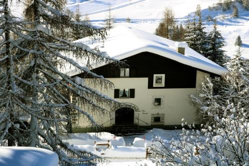 B&B Bergün - Chesa Dominium - Bed and Breakfast Bergün