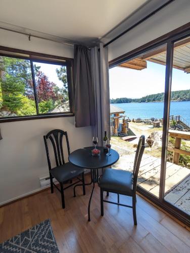 Jade Resort-Oceanfront Suites in Gowlland Harbour in เฮริออท เบย์(บริติชโคลัมเบีย)