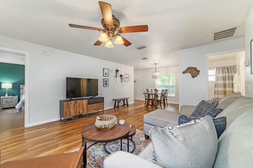 THE GOLDEN PONY-Newly Renovated, 8min to WEC, Pet Friendly in Ocala, USA