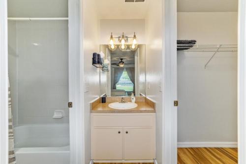 THE GOLDEN PONY-Newly Renovated, 8min to WEC, Pet Friendly in Ocala, USA