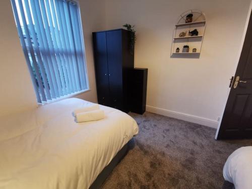 Spacious 4 bed house, 7 Beds, Sofabed, Free Private Parking & Wifi