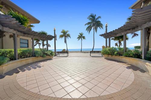 Little “house” right on the beach in Hollywood, USA