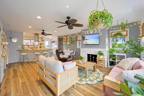 Little “house” right on the beach in Hollywood, USA