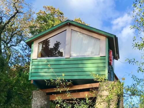 Tree house and shepherds hut & Hot Tub in 阿什伯頓