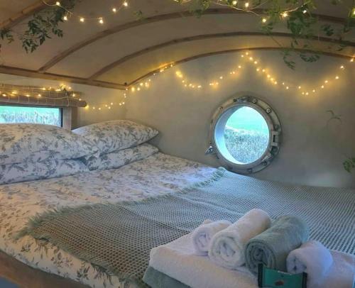 Tree house and shepherds hut & Hot Tub in 阿什伯頓