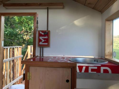 Tree house and shepherds hut & Hot Tub in 阿什伯頓