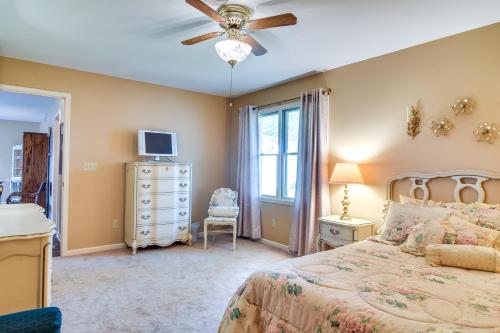 Tonawanda Vacation Rental about 13 Mi to Niagara Falls