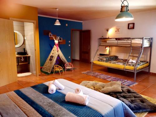 1 queen bed, 2 bunk beds